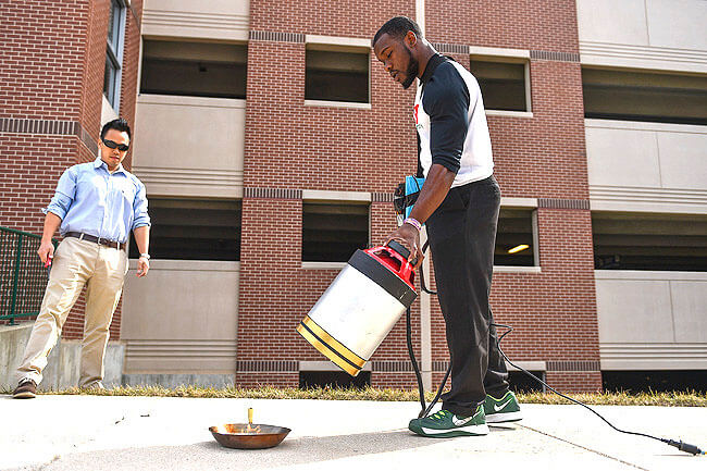 دانشجویان با دستگاه خاموش کننده صوتی